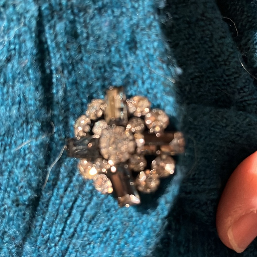 Cece sexy vneck back sweater with gorgeous buttons - Picture 5 of 7